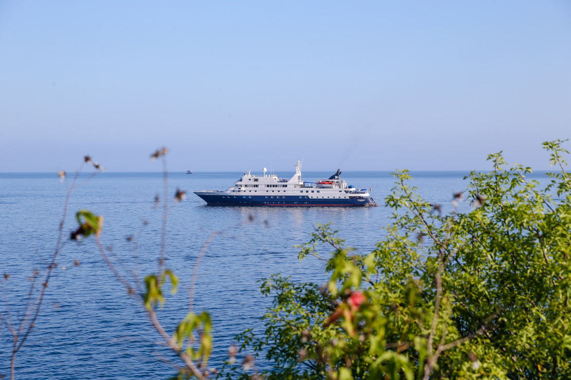 Klein cruiseschip op afstand van de Galapagos-eilanden